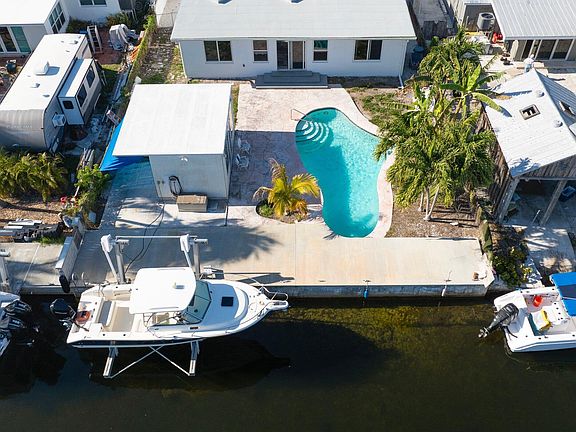3rd image of 2924 Riviera Dr