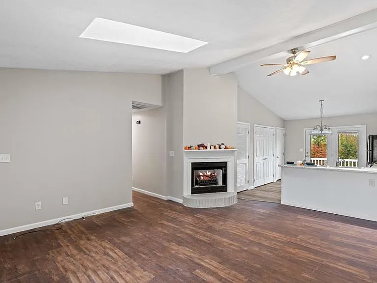 1019 Colonial Dr — Photo 2