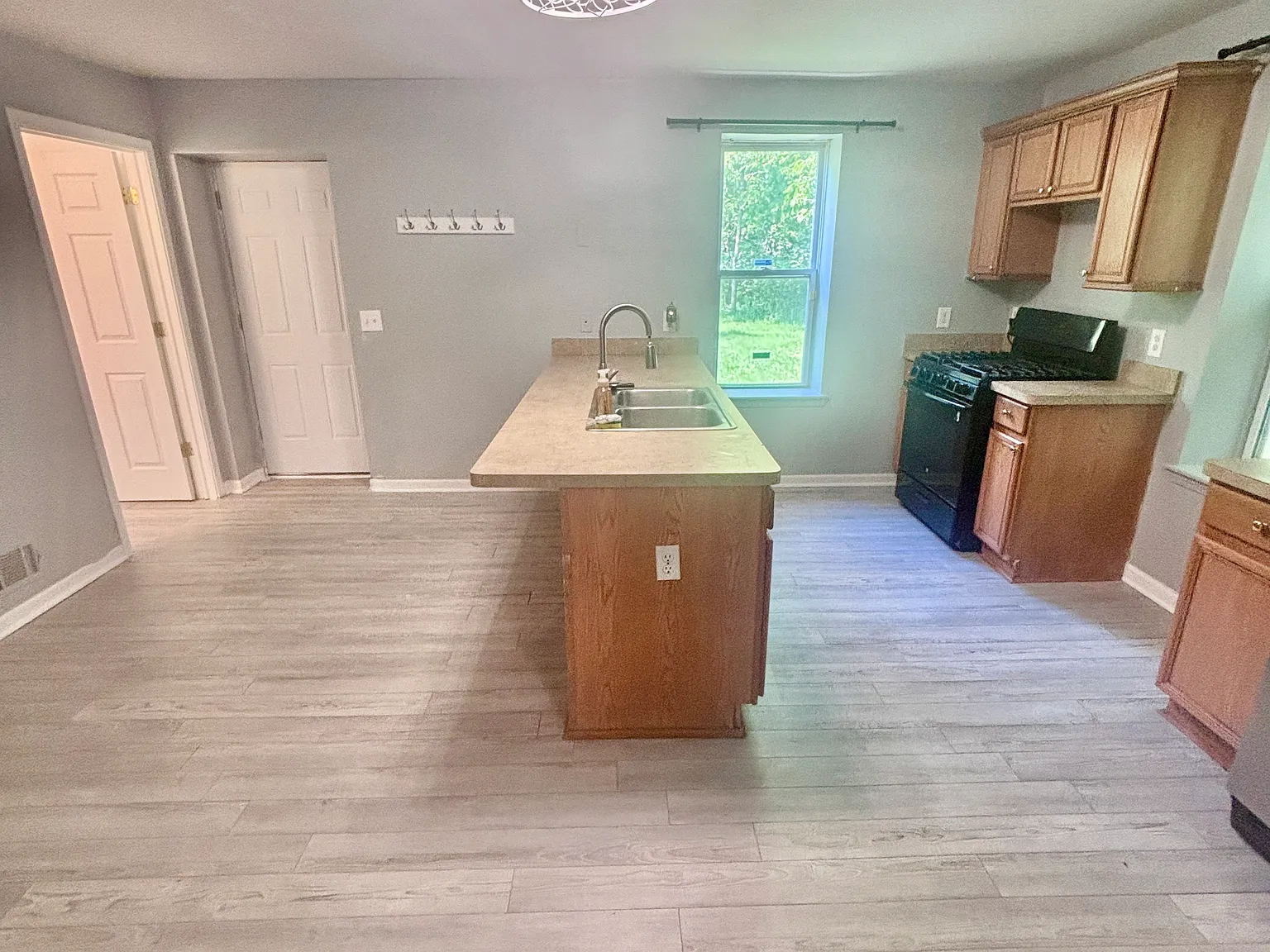 1751 Clara St — Photo 4