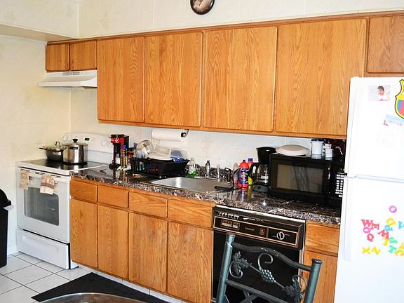 3rd image of 40 Adriana Ct