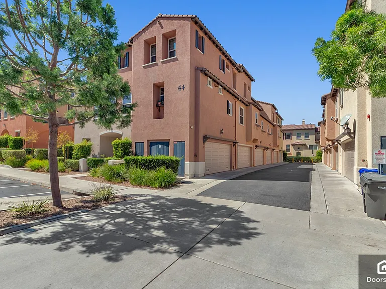 315 Bishop Dr — Photo 3