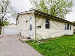 1443 Kings Rd, Carpentersville, IL 60110