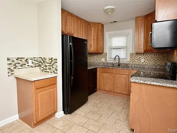 28057 Brentwood St, Southfield, MI 48076