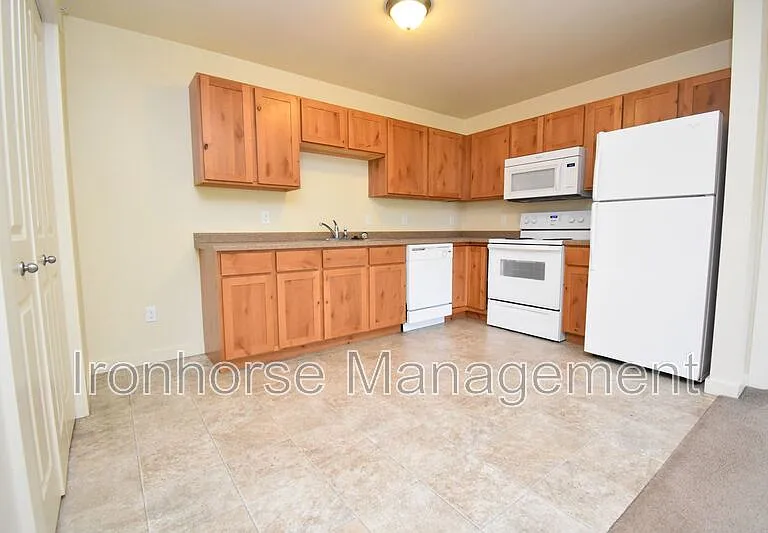 807 W Villard St #19 — Photo 6
