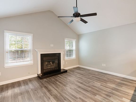 5th image of 412 Peachtree Ln