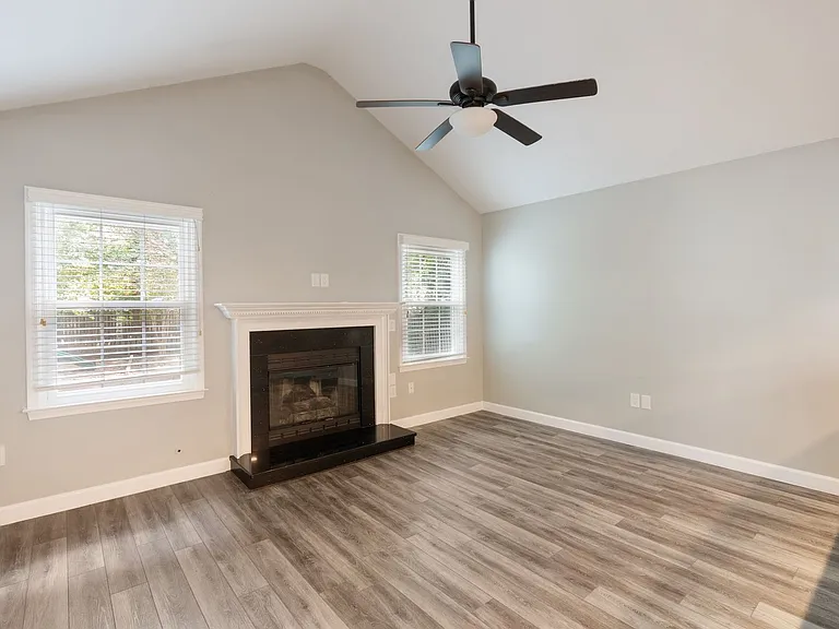 412 Peachtree Ln — Photo 5