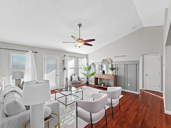 3rd image of 612 Meadowgreen Dr