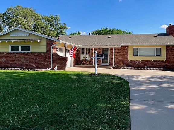 2nd image of 405 Pembroke Ln
