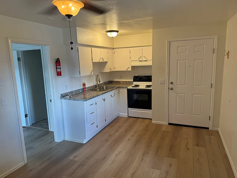 220 SW 3rd St #5 — Photo 3
