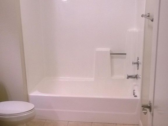 Large Bathroom with shower/tub