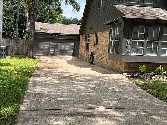 3rd image of 3518 Creekbriar Dr