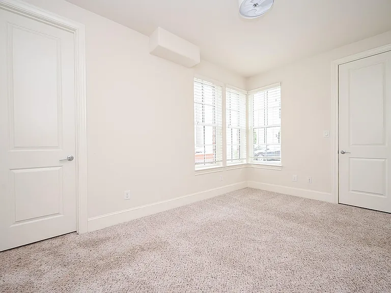 9546 London Bridge Sta — Photo 22