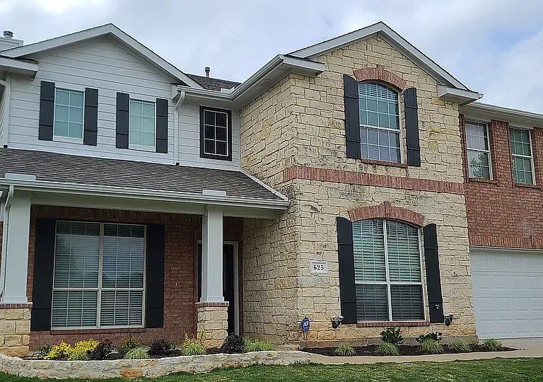 625 Manchester Dr — Photo 2