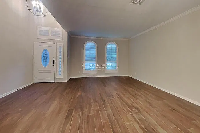 3 bed, 2.5 bath, 2462 sqft, $2,400 — Photo 4