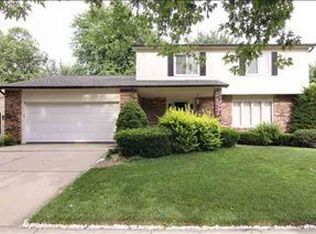 6 Pembrook Cir, Bloomington, IL