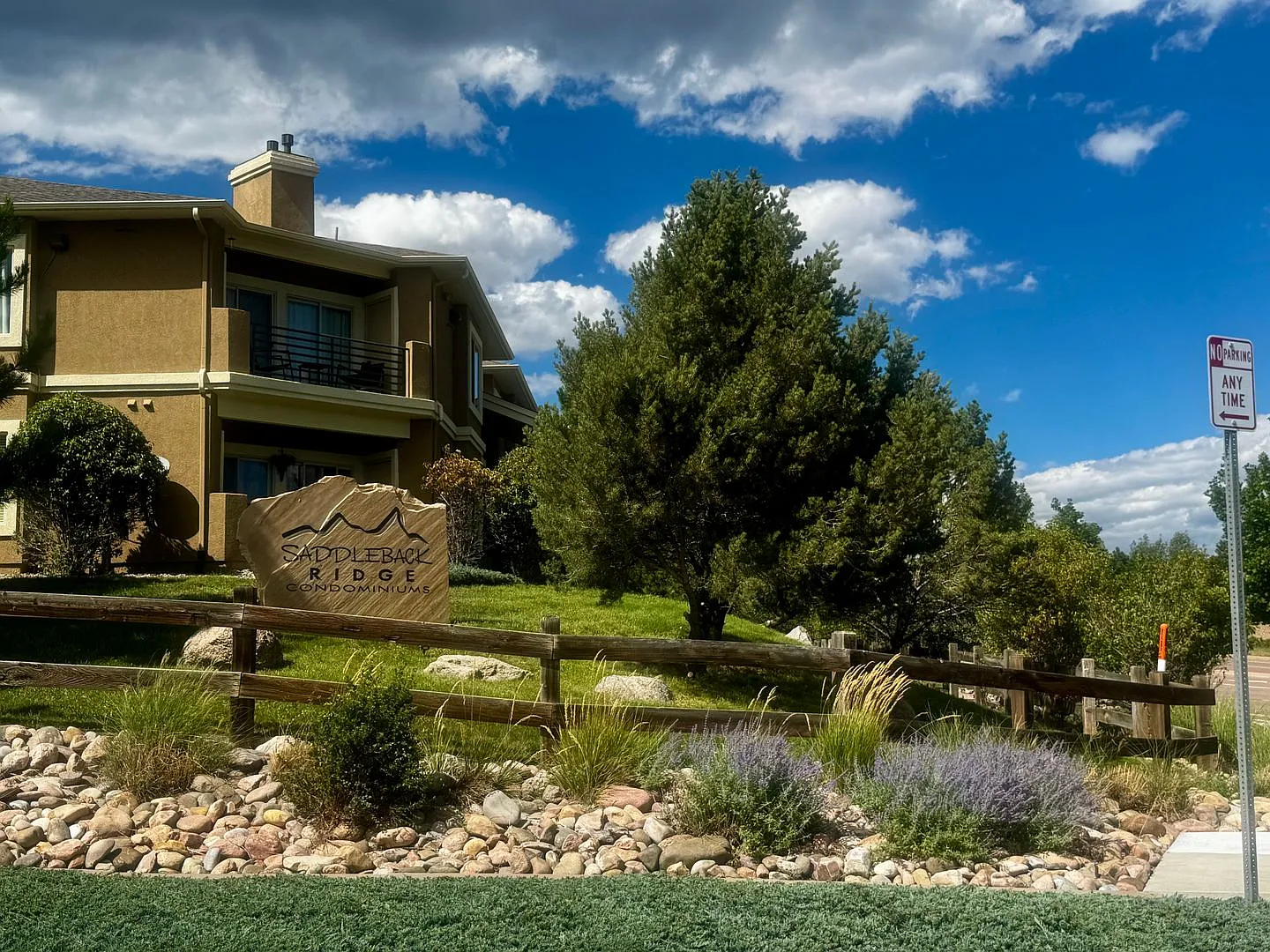 2 Bedroom Condo In Mountain Shadows — Photo 2