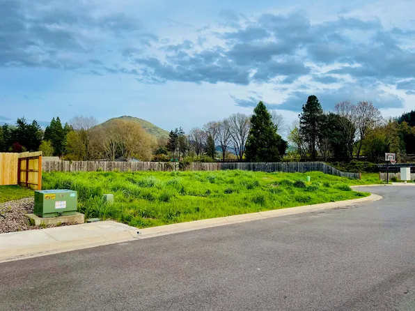 111 Dove Pl, Rogue River, OR 97537