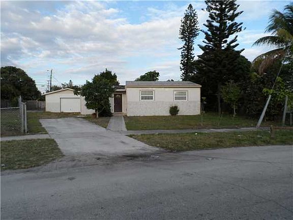 2nd image of 431 NE 28th Ct