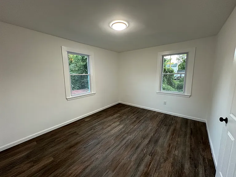 2052 Saxton Ave — Photo 12