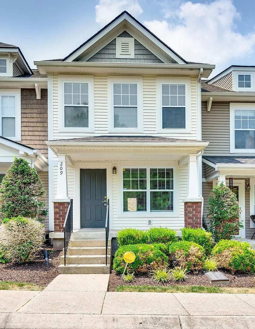 Renovated Townhome in Convenient Nashville Location — Photo 1