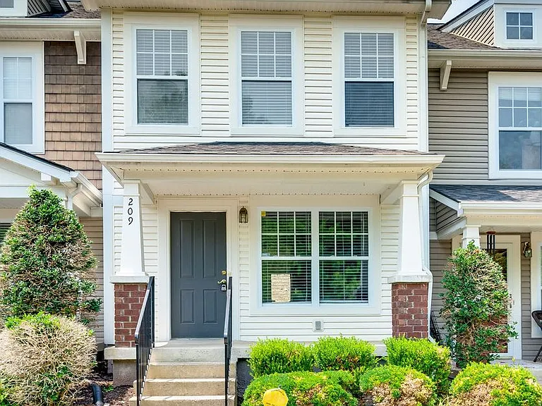 209 Shadow Glen Dr — Photo 1