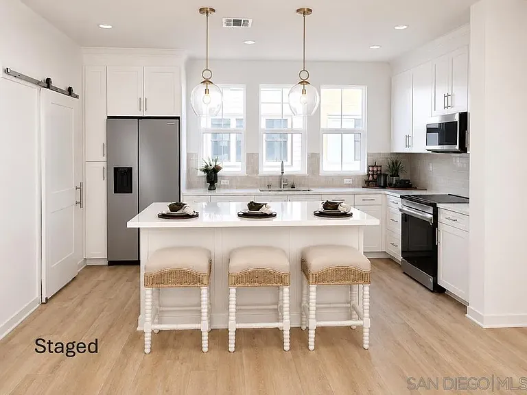 2586 Delphinium Ln — Photo 2