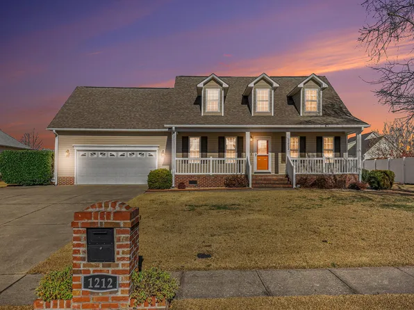 1212 Thistle Gold Dr, Hope Mills, NC 28348