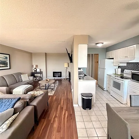 150 Park St W #1413 — Photo 3