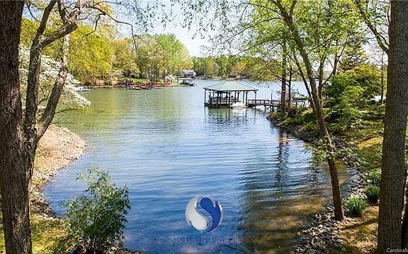RARE PRIVATE INLET THAT AFFORDS A CALMER AND PROTECTED PLACE TO SWIM AND PLAY.   WHAT A VIEW TOO! DEEP WATER.  LUSH LANDSCAPING AND A CANOPY OF SHADY HARDWOOD TREES.