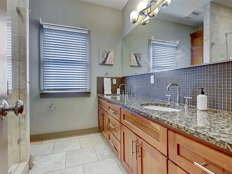 602 W North Loop Blvd — Photo 42