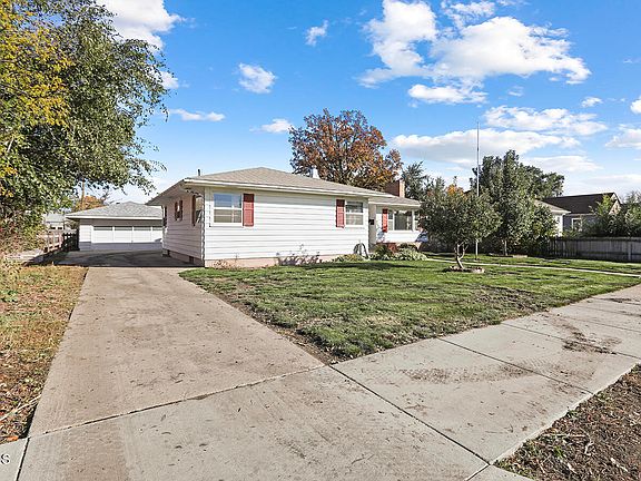 4th image of 920 3rd Ave W
