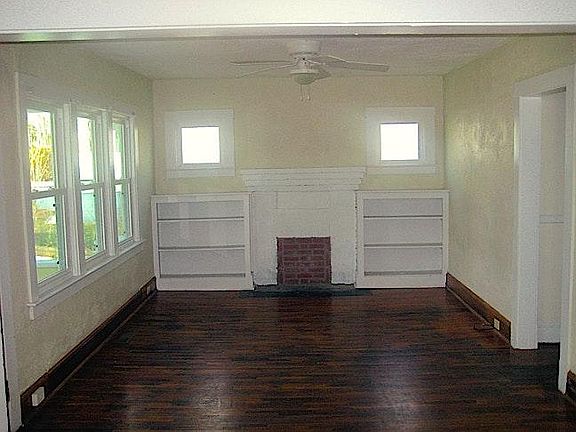 Enter into living Room seen here without furniture. House comes unfurnished. Total living room and dining room dimensions - Living Room/Dining Room - 11' x 26'.