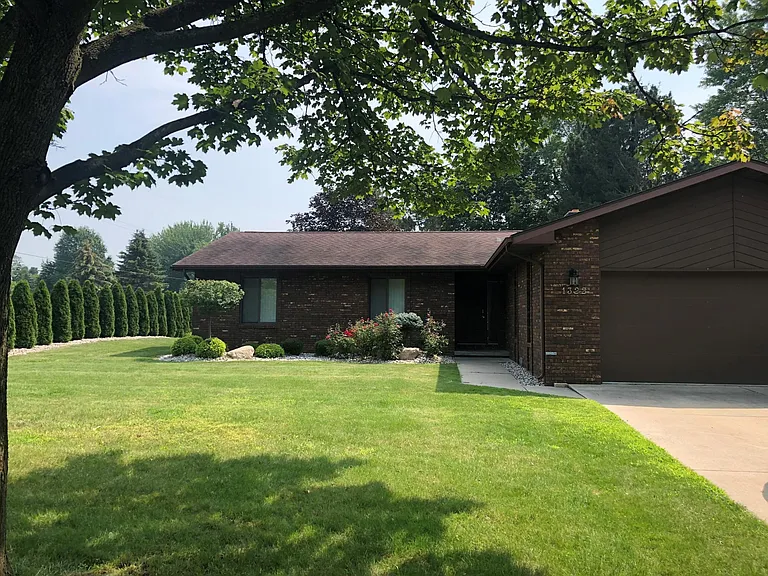 1322 E Chippewa St — Photo 2