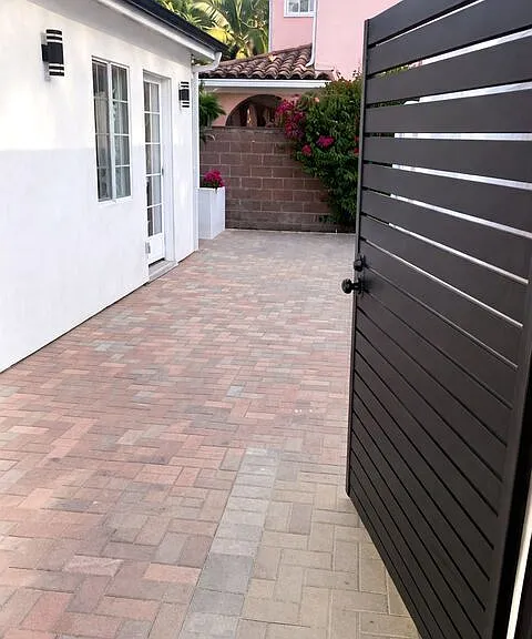 4522 Mammoth Ave — Photo 2