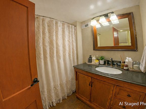 2nd image of 1601 Leavenworth St #2