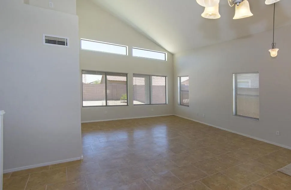 3 bed, 2.5 bath, 2485 sqft, $2,200 — Photo 2