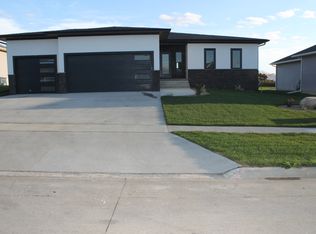 1928 Donald Dr, Cedar Falls, IA 50613