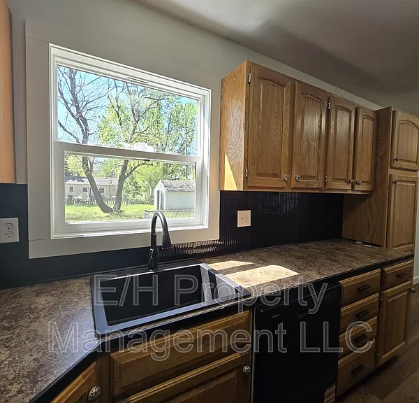 1121 E Luther St — Photo 9