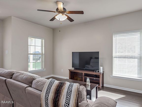 3rd image of 527 Elwick Dr