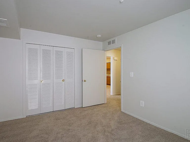 Pointe West Apartments — Photo 9