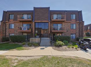 631 Derry Ct APT 3C, Schaumburg, IL 60193