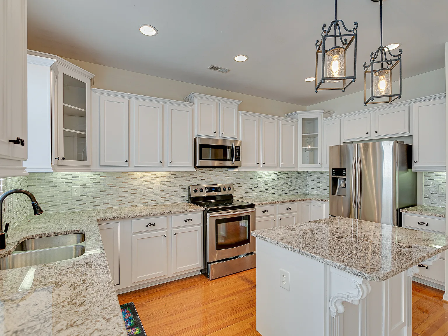 2 bed, 2.5 bath, 1926 sqft, $4,000 — Photo 3