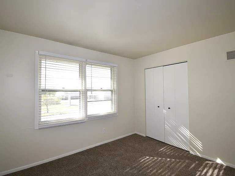 832 Kellogg Ave — Photo 9