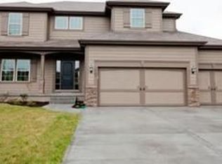1211 E 15th St, Kearney, MO 64060