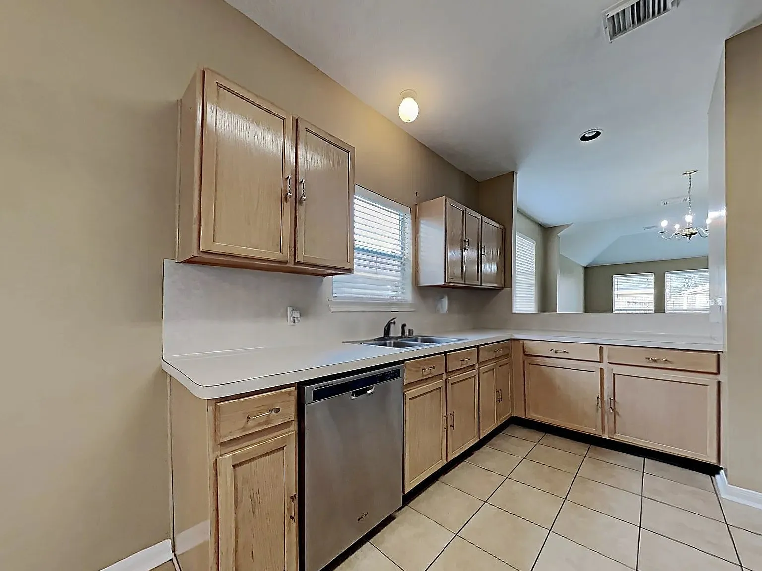 4 bed, 2.5 bath, 2024 sqft, $2,000 — Photo 3