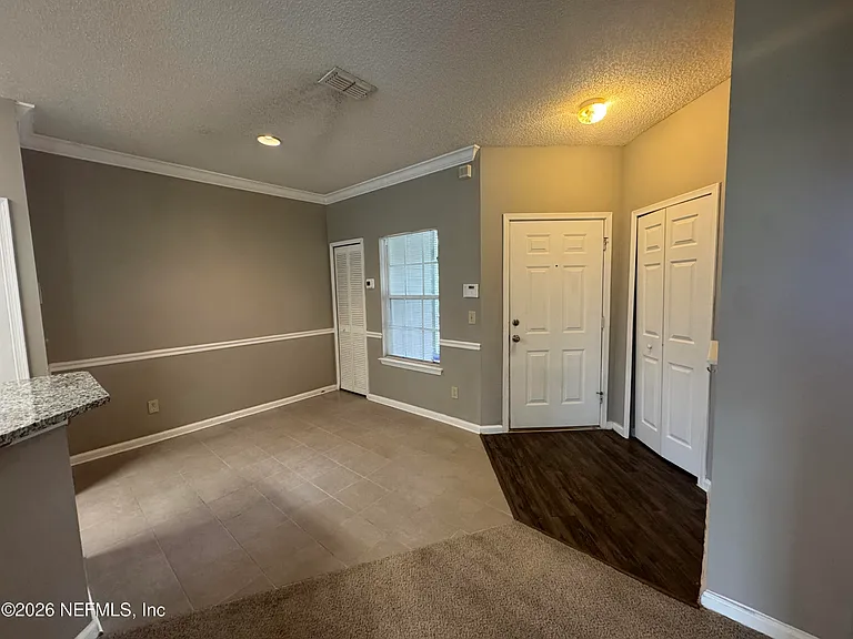 10000 Gate Pkwy #1323 — Photo 2