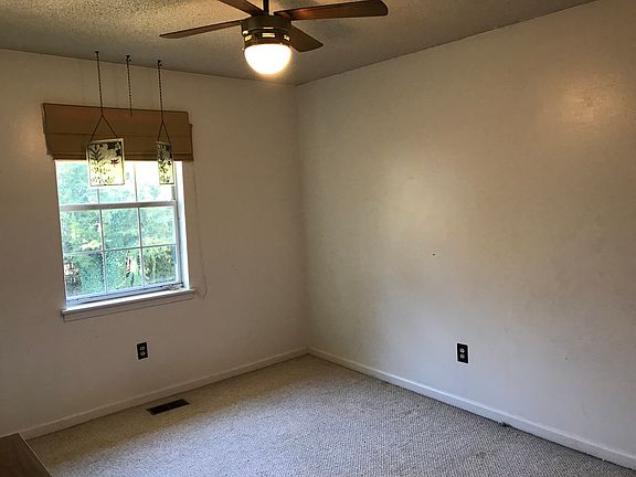 Bedroom w/ Walk in Closet