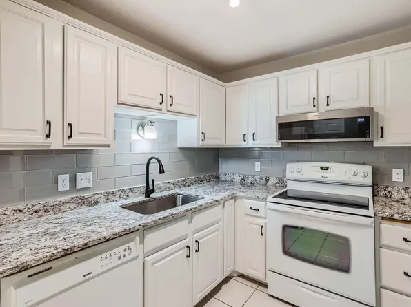 10451 Greenbrier Rd APT 105, Minnetonka, MN 55305