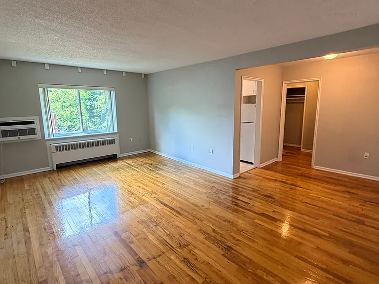 572 Whitney Ave #3E — Photo 1