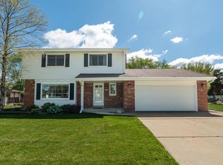 13935 W Thomas DRIVE, New Berlin, WI 53151